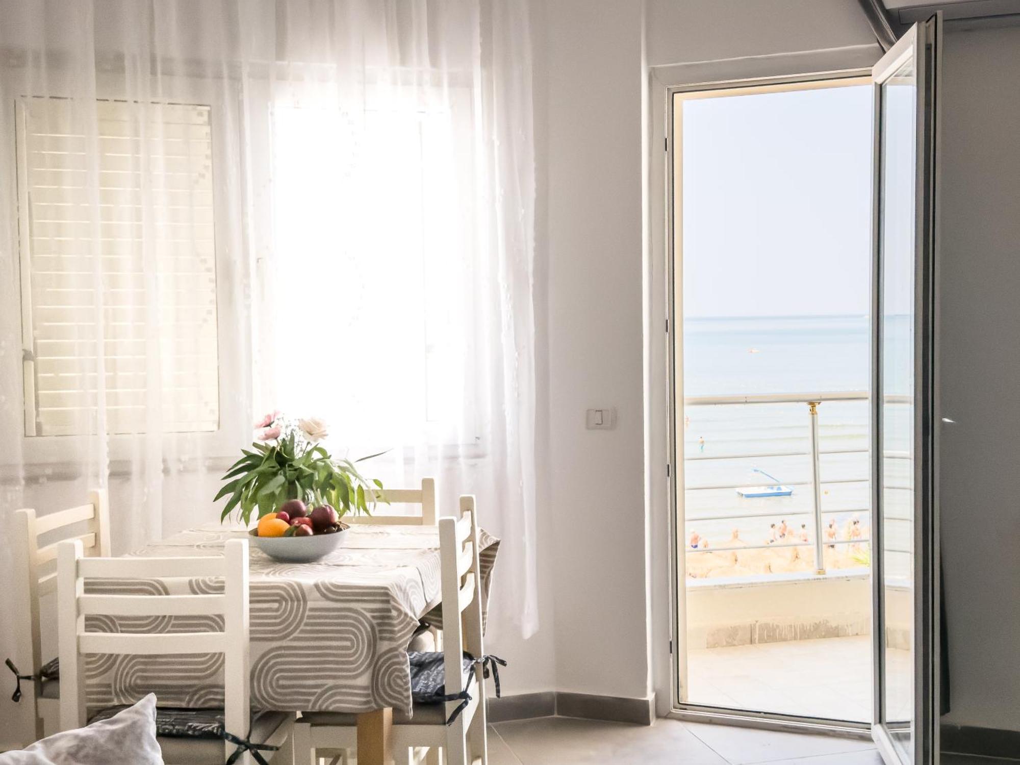Lungomare Beachfront Апартаменти