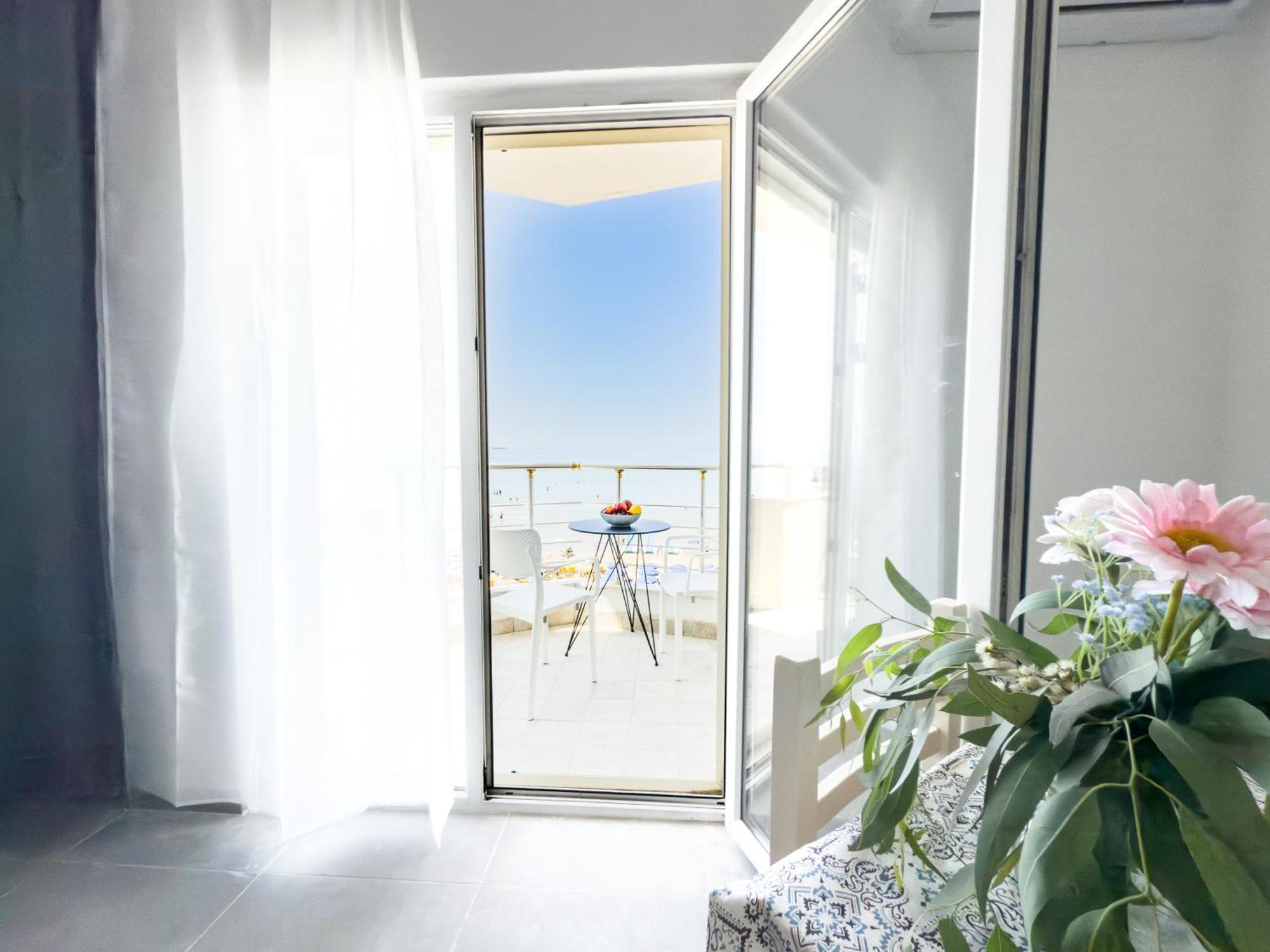 Апартаменти Lungomare Beachfront *