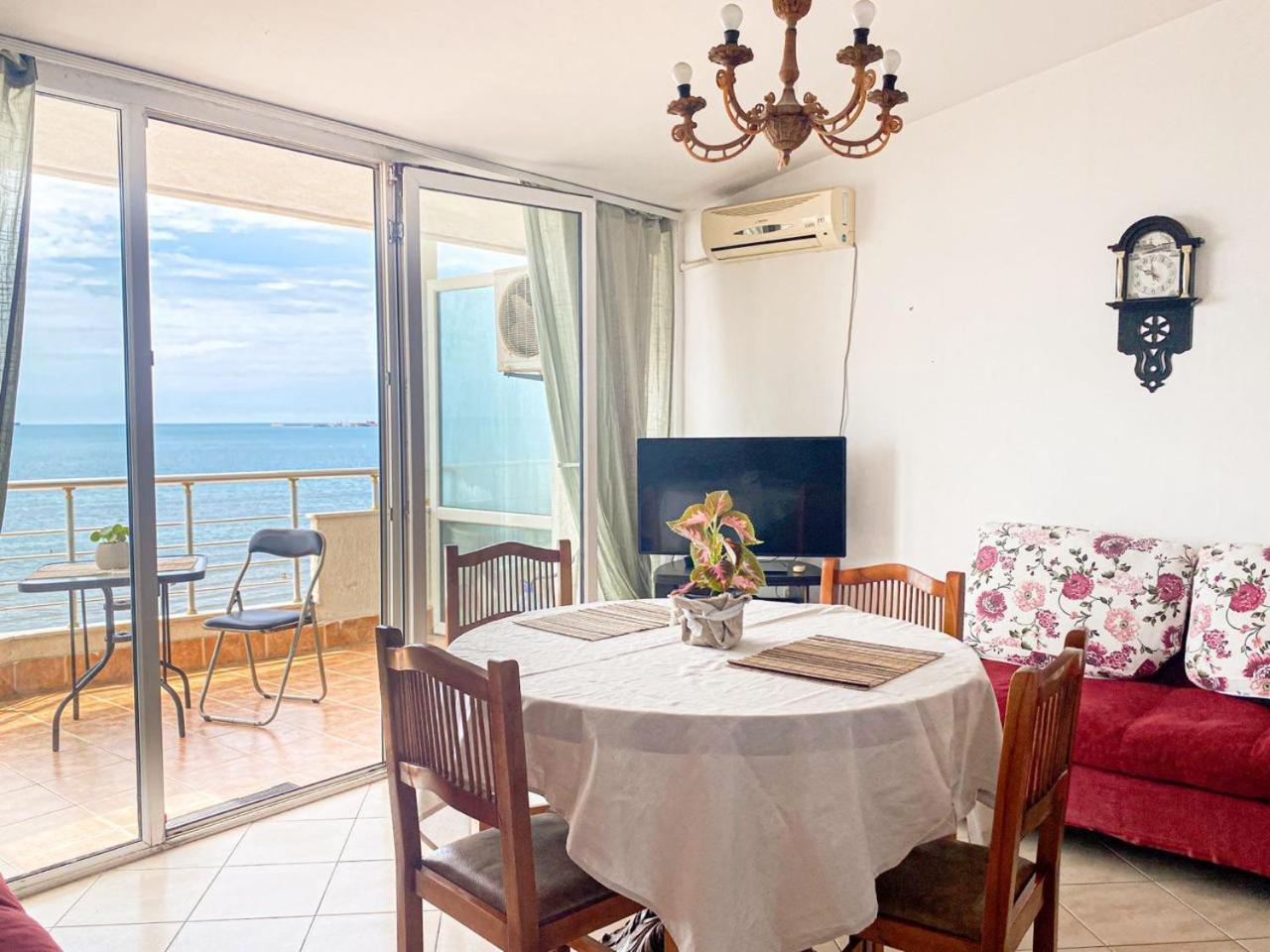 Lungomare Beachfront Apartament Durrës